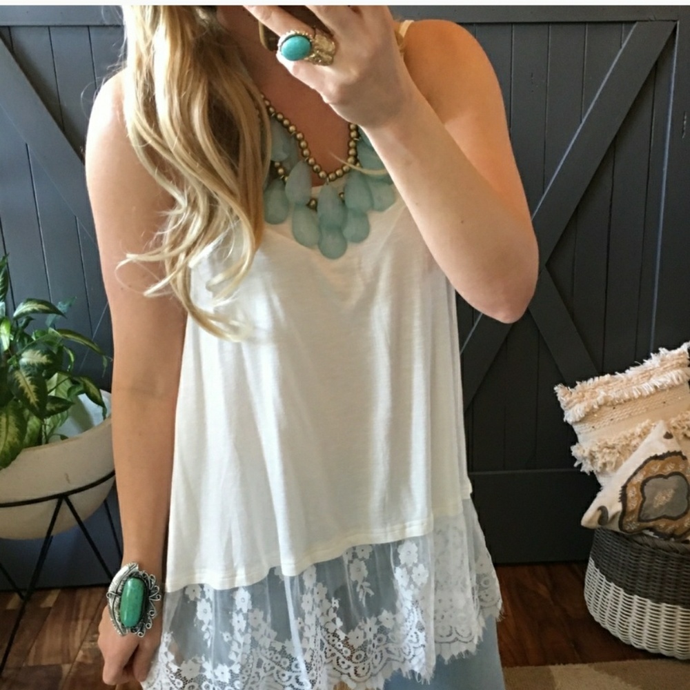 $5 Blow Out NWT White Lace Hem layering tank top